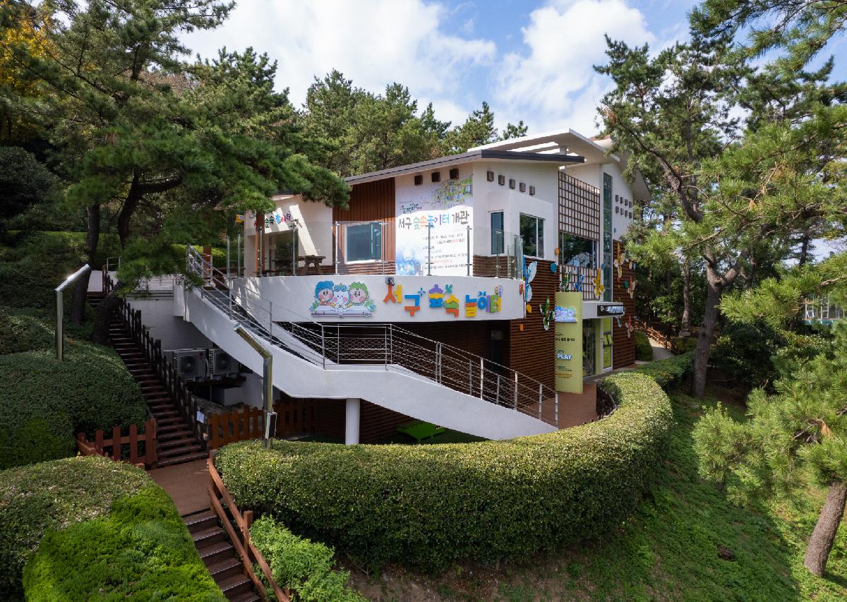 서구 숲속 놀이터 외부 전경