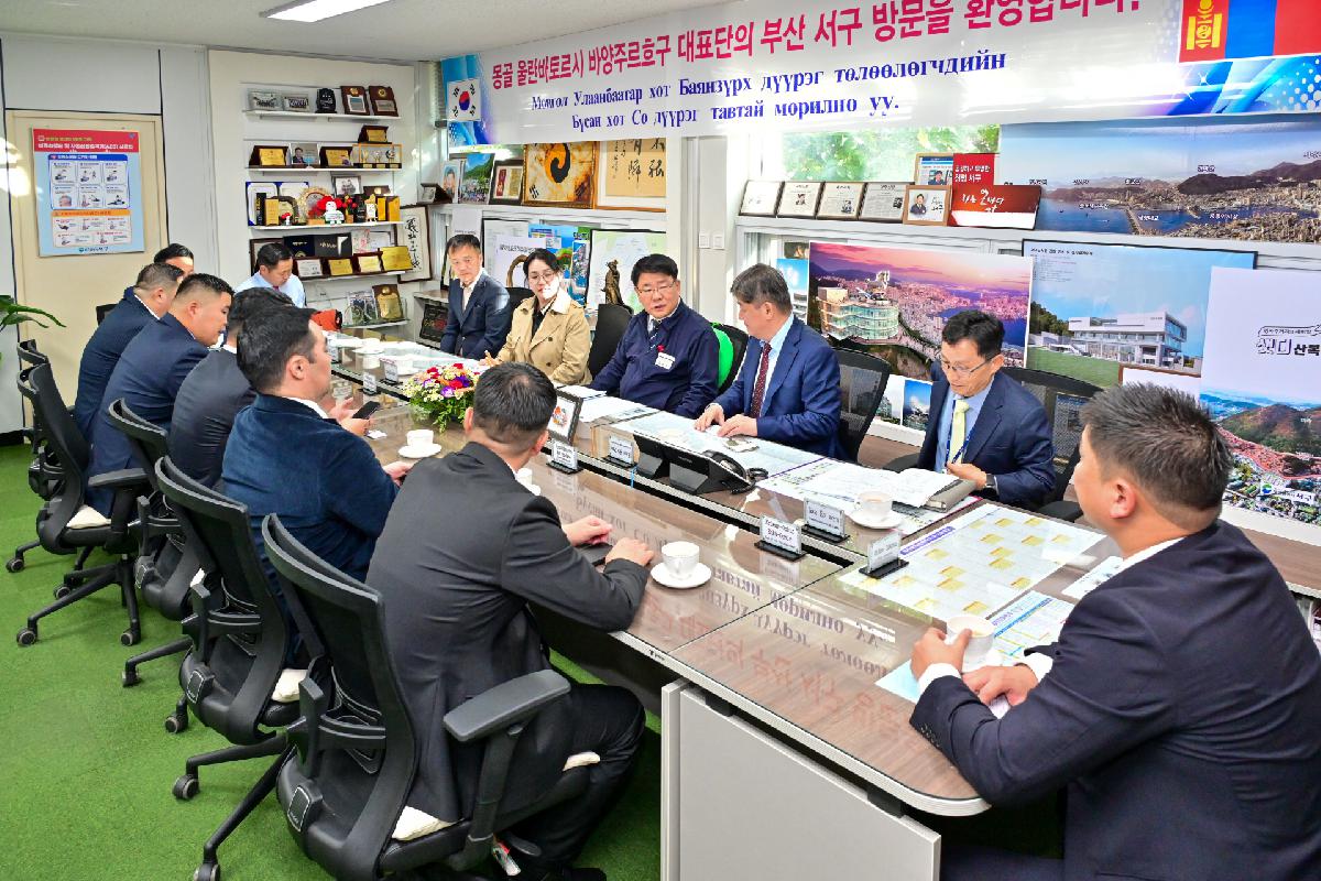 몽골 바양주르흐구 대표단 서구청 방문 영접 및 환담