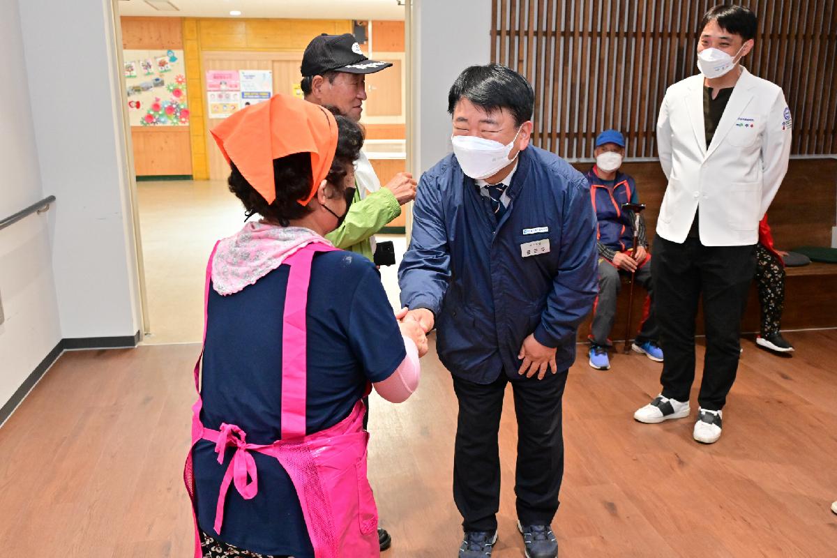 서구종합사회복지관 찾아가는 의료버스 진료 격려 방문