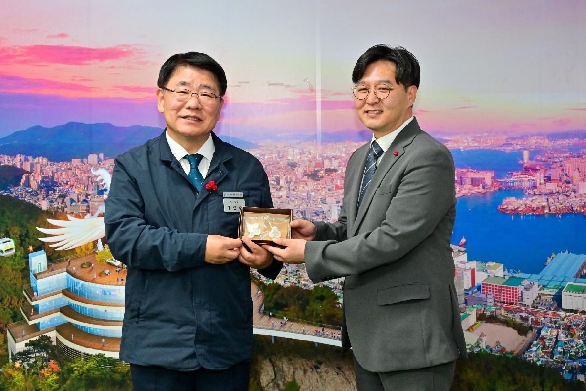 부산사회복지공동모금회 조문용 사랑의 열매 브로치 전달식