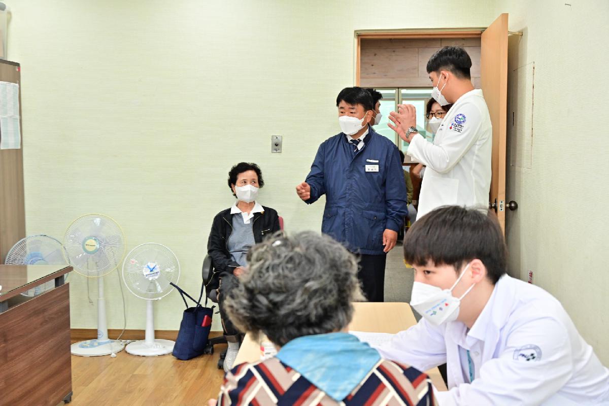 서구종합사회복지관 찾아가는 의료버스 진료 격려 방문