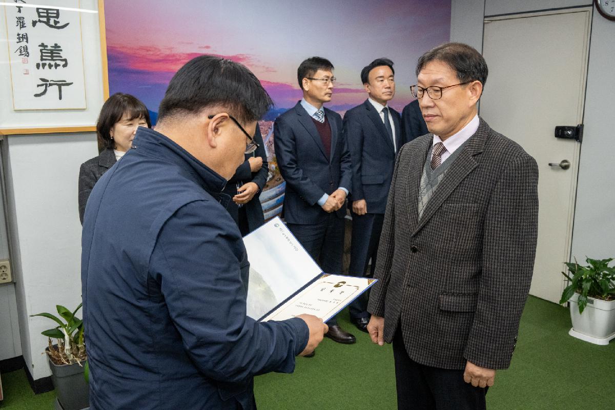 성윤희 경제녹지과장, 남국희 건설과장 전입 임용장 수여식