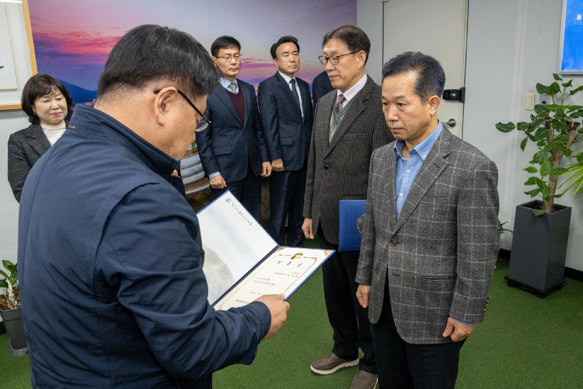 성윤희 경제녹지과장, 남국희 건설과장 전입 임용장 수여식
