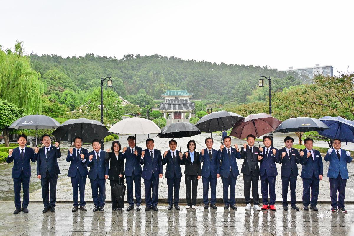 충렬사 참배