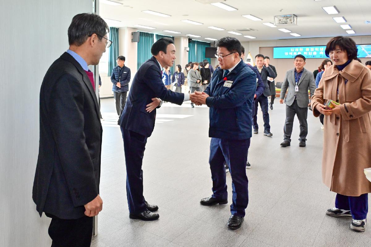 신용배 주민복지국장, 김경한 환경위생과장 퇴임 기념촬영