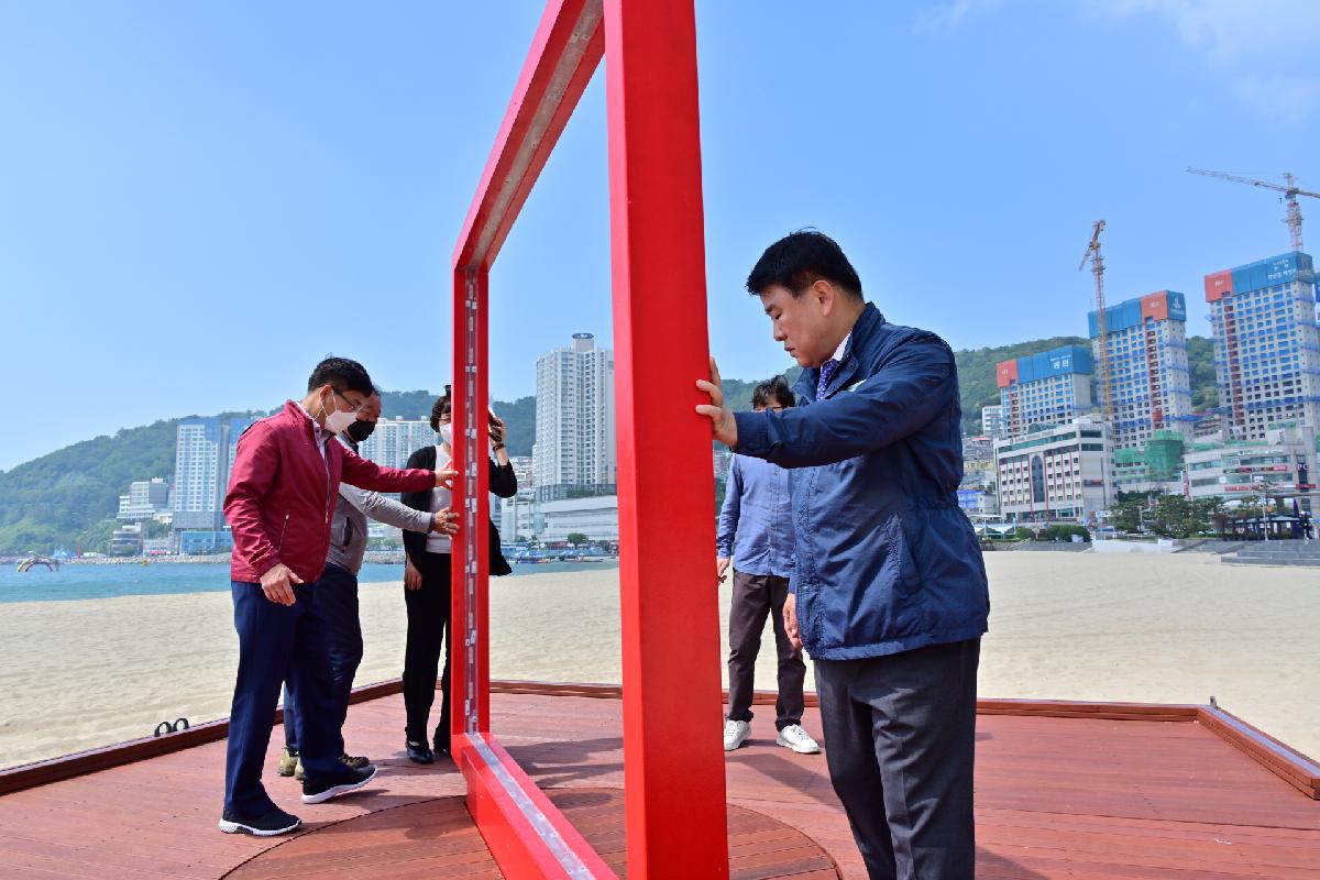 송도해수욕장 보행데크 및 포토존 설치 현장 점검
