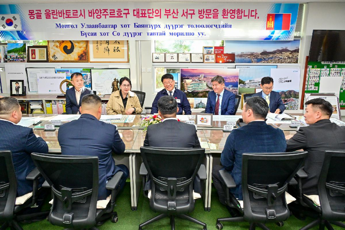 몽골 바양주르흐구 대표단 서구청 방문 영접 및 환담