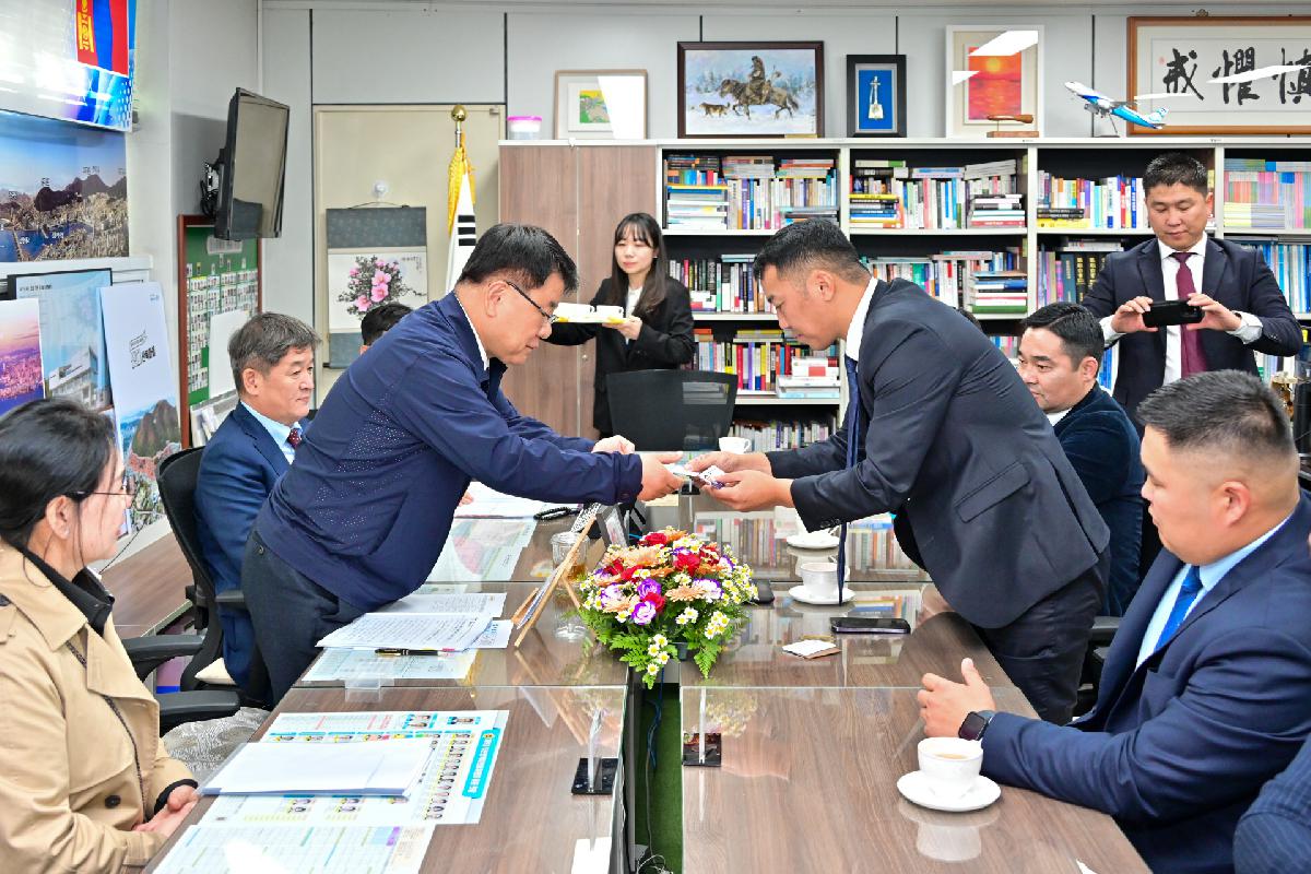 몽골 바양주르흐구 대표단 서구청 방문 영접 및 환담