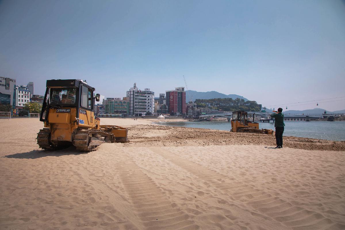 송도해수욕장 현장점검 및 모래사장 평탄화 작업