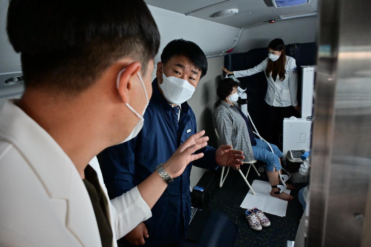 서구종합사회복지관 찾아가는 의료버스 진료 격려 방문