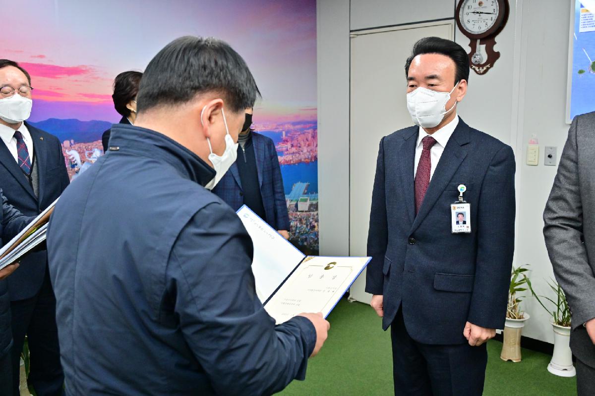 신용배 미래전략국장, 강기호 주민복지국장, 권원중 안전도시국장 임용장 수여식