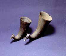 도기 말머리장식 뿔잔(陶器 馬頭飾 角杯)