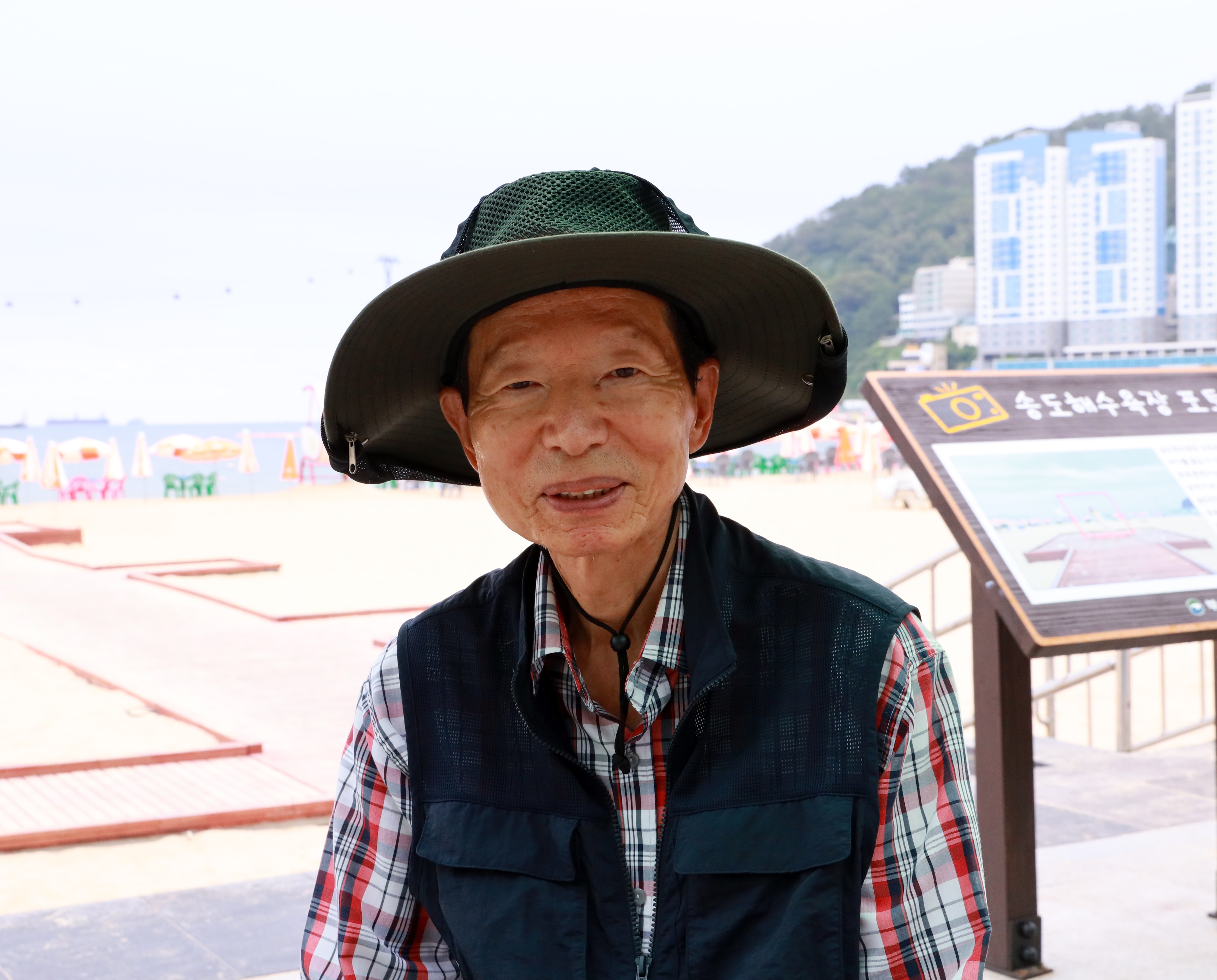 송도해수욕장 쓰레기수거 봉사 이정택 씨(암남동)