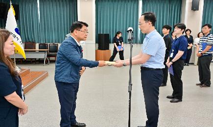 신규임용자 임용장 수여식